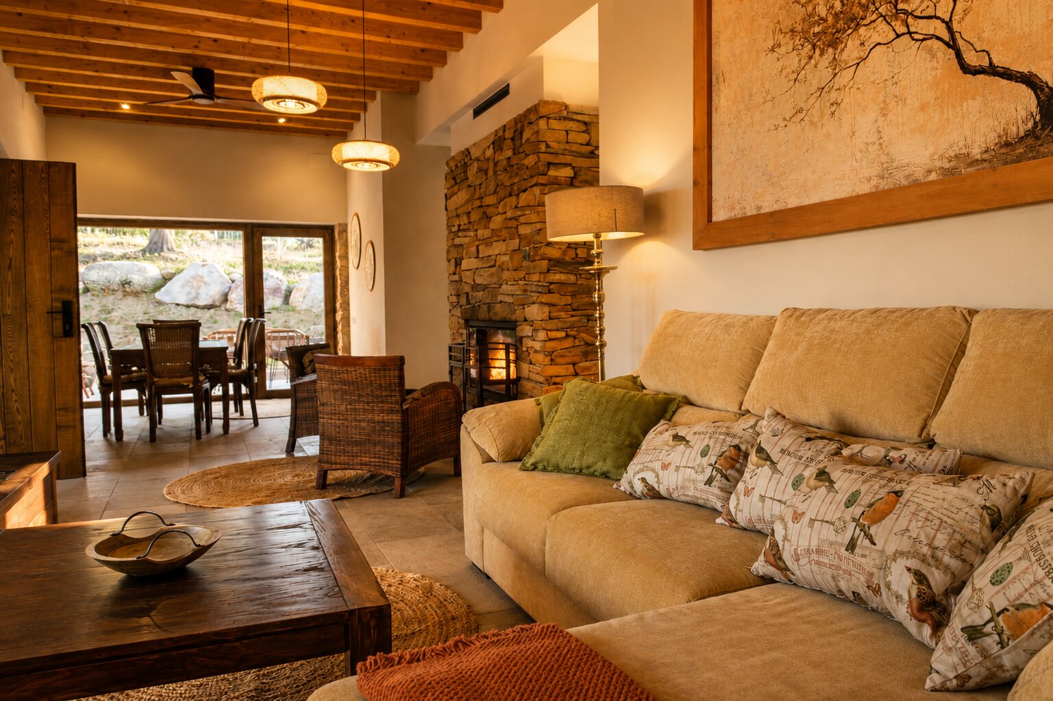 Salón con chimenea de dos caras de la casa rural De Paja y Barro